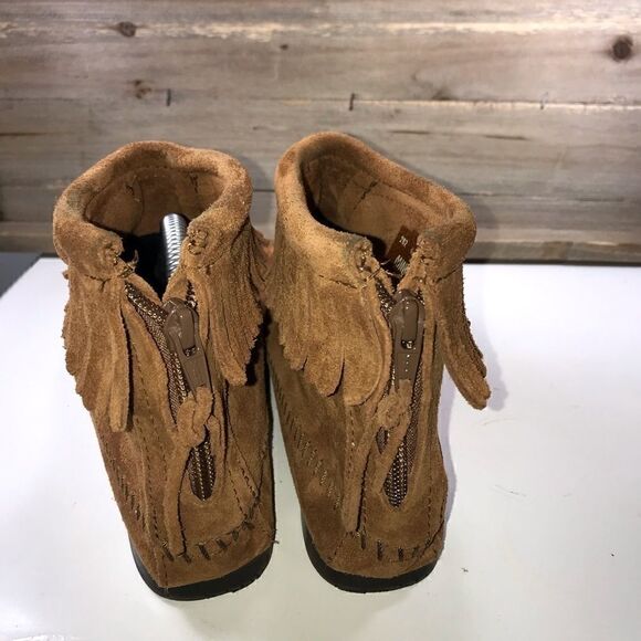 Minnetonka Back Zip Hardsole Booties - Picture 4 of 6
